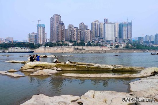 偶遇重庆老码头，周边景点人满为患，此处风景似大片却无人问津