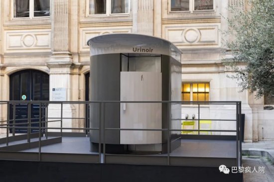 在法国最玄幻的：是忽然开的公厕门…