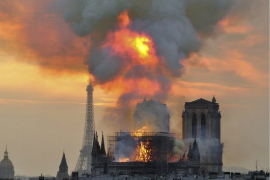<em>巴黎圣母院</em>大火第二晚 民众手持蜡烛为教堂守夜