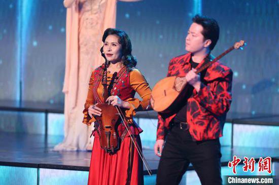 新疆哈萨克族女乐手：在“玩音乐”的路上不止步