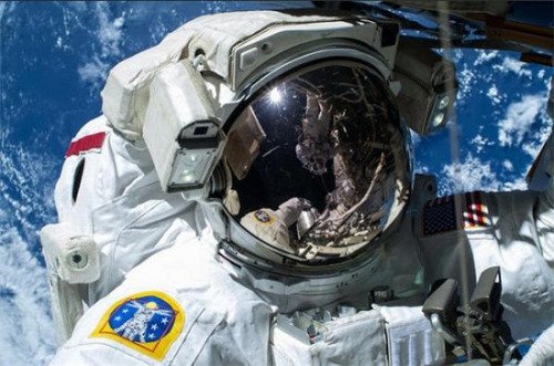 宇航员在空间站怎么“玩”：种花种菜 饱览奇观