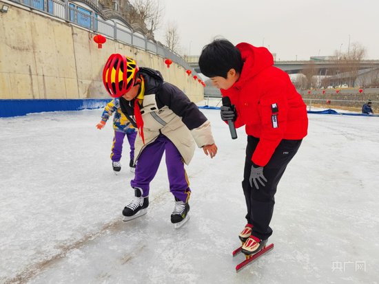 奥运冠军教滑冰！“冬奥社区”冰雪运动公益大讲堂开课啦