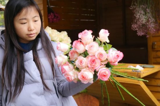 中国微电影城里来了位<em>卖鲜花的</em>女郎