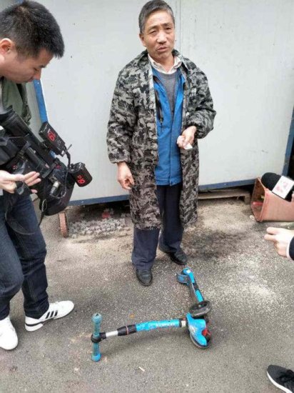 湖南宁乡2岁儿童遭皮卡车两次碾压 已转医院抢救
