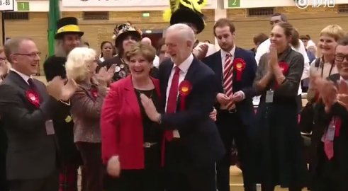 英国工党领袖<em>与女同事</em>击掌 结果一掌拍对方胸上