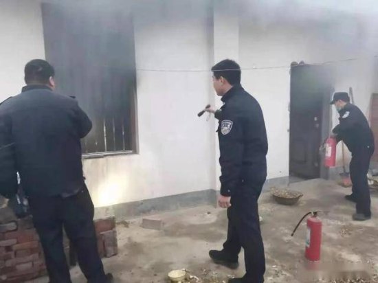 河南邓州：居民家突发火灾 警民联手扑火救援