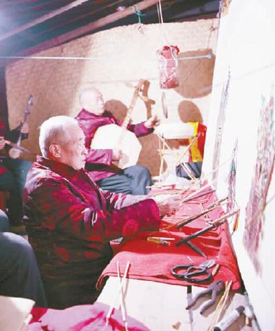 魏永贤/陕西渭南市华州区皮影文化园，几名平均年龄近70岁的老人常年...