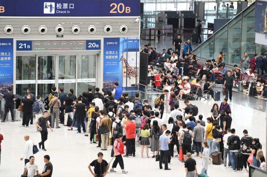 铁路郑州局管内返程客流激增 增开旅客列车76.5对