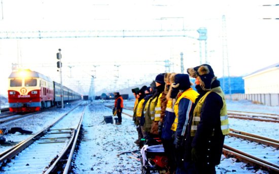 零下30℃ “铁道卫士”迎风踏雪检修忙