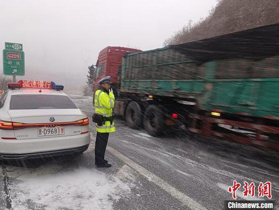 <em>山西省内</em>高速公路受降雪影响基本封闭