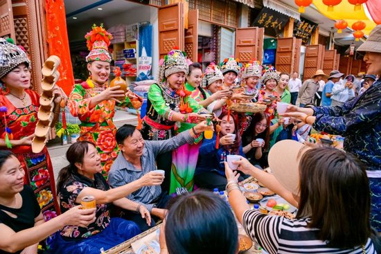 云南大理弥渡县举行千名游客品鉴地方特色美食长街宴活动