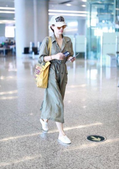 在机场拍到马伊琍，穿人字拖挎个布包，这打扮还被男性盯着不...
