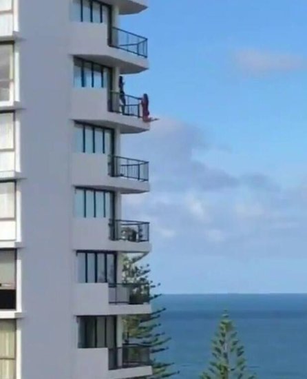 澳大利亚一女子冒险爬出11<em>楼阳台</em>外拍照 被批“愚蠢”