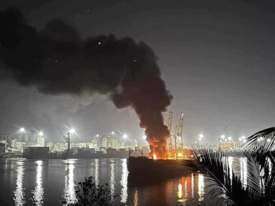 缅甸仰光河上船只起火爆炸事故已致2死1伤
