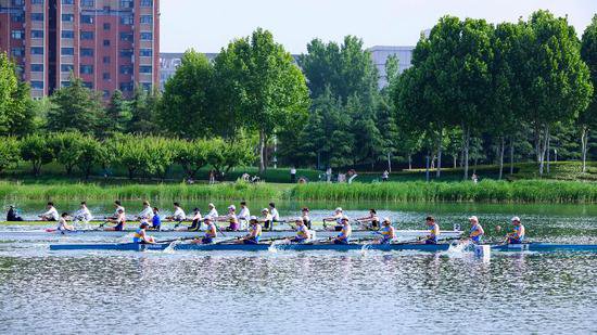 全球多所名校学子齐聚郑州 龙子湖学生赛艇挑战赛激情开赛