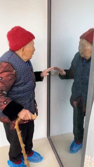 幸福又伤感！93岁老人跟镜中的<em>自己</em>让路、<em>聊天</em>