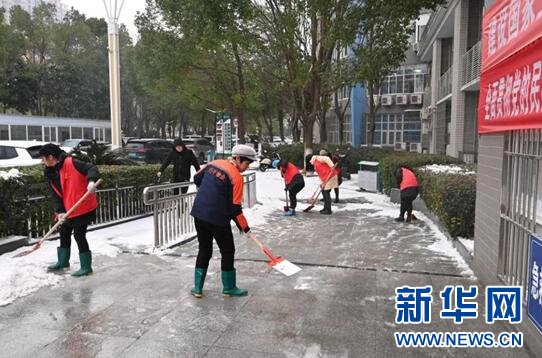 武汉黄陂区人民医院铲冰除雪确保“医路”畅通