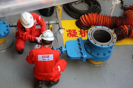 “深海一号”<em>大气</em>田完成投产后首次凝析油舱清舱检测作业