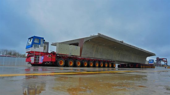 在汉央企研制 千吨级运架装备“陆吾号”在广东成功首架