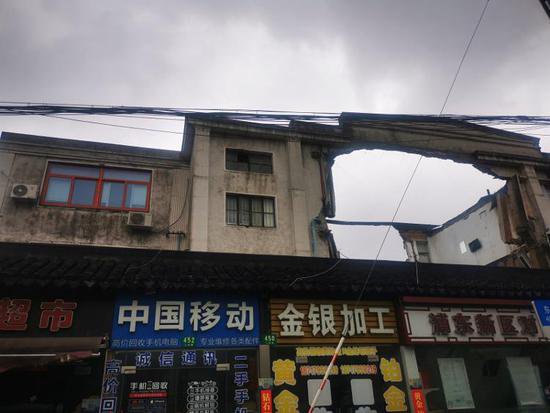 <em>上海</em>一沿街老房凌晨坍塌 城管称未造成人员伤亡