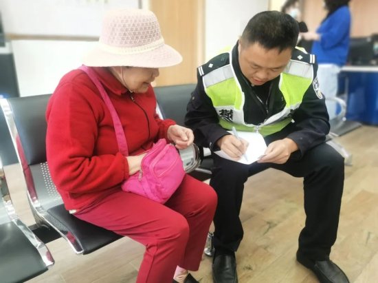 杭州这位骑三轮车<em>的奶奶</em>又来找“胖胖的交警”了！她说……