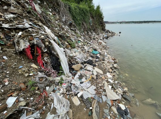 谁向永定河岸抛撒建筑装修垃圾？记者探访，相关部门已介入