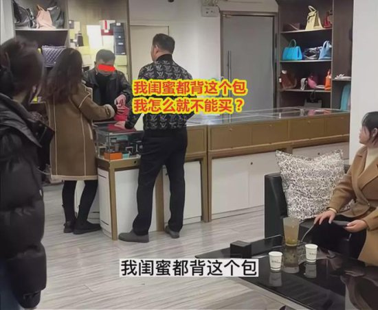 江苏一女子和丈夫到商场闲逛时，趁其不备下<em>偷</em>刷5.8万元买皮包！