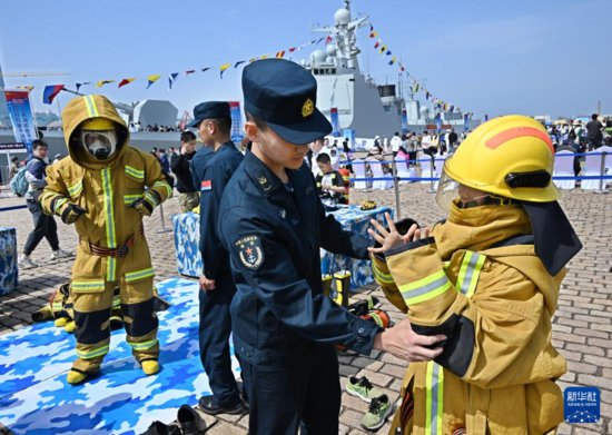 海军成立纪念<em>日</em>舰艇开放活动在青岛举行