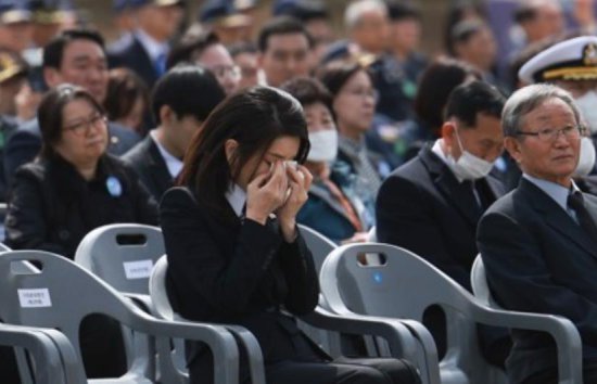 韩国第一夫人仙女落泪，被丈夫的演讲感动，用手拭泪令人揪心