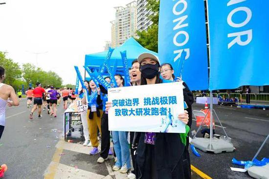 深圳马拉松，一群“必须往前冲”的人