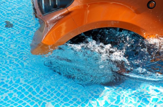 日本开发并测试可<em>浮在水面</em>的电动汽车 具有防水功能
