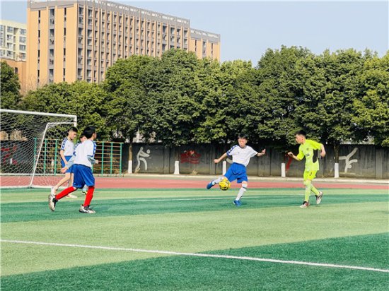 <em>崇州市</em>七一实小春季班级足球联赛正式开幕！
