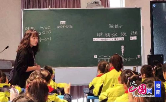 乐山通江小学组织青年教师赛课，展教育新风采