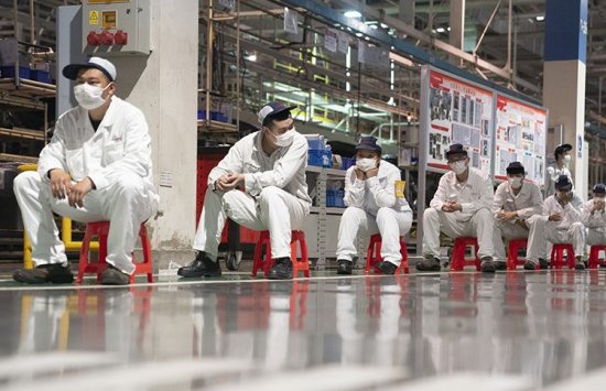 <em>武汉东风本田</em>工厂复工 工人间隔1.5米生产线旁吃午餐