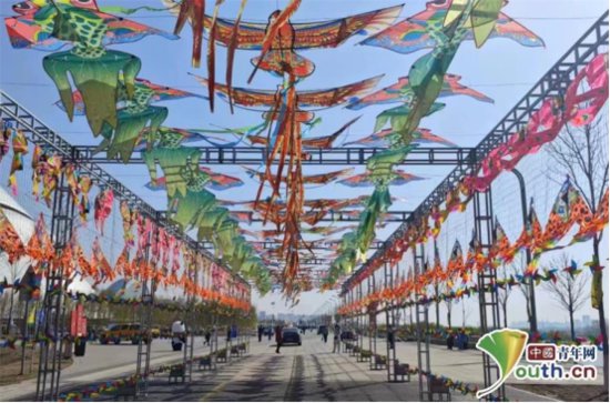 <em>600平米</em>大型风筝亮相 2023哈尔滨国际风筝节开幕