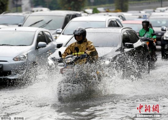 印尼强降雨淹没街道 民众出行如<em>在水中游</em>