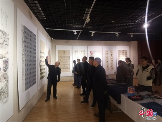 东区区委统战部组织参观民族团结进步美术、书法、摄影作品展