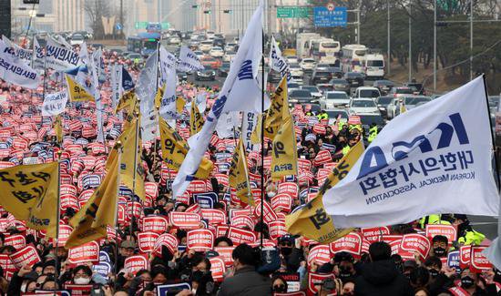 解局 | 医政对峙两个月，<em>韩国总统</em>为什么突然道歉了？