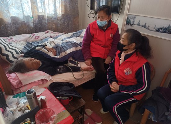 “关爱老人送健康” 菜园镇东海社区常态化开展上门量血压服务