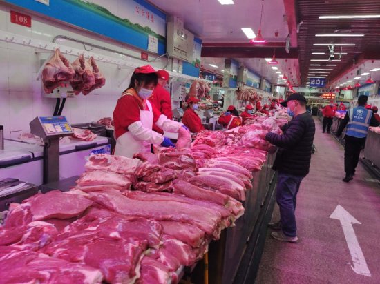新发地市场<em>今日猪肉</em>批发价每公斤降一成：猪价高居不下情况已过