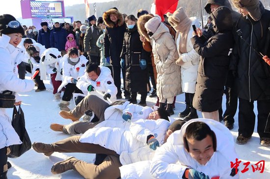 内蒙古阿尔山首届职工雪地拔河比赛开赛