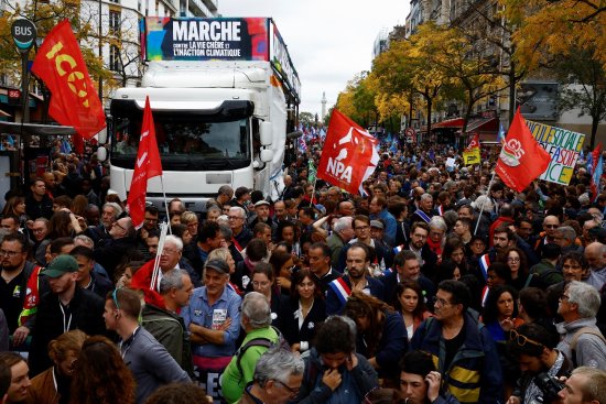 外媒：巴黎超14万人抗议物价飙升，<em>诺贝尔文学奖</em>得主也参加