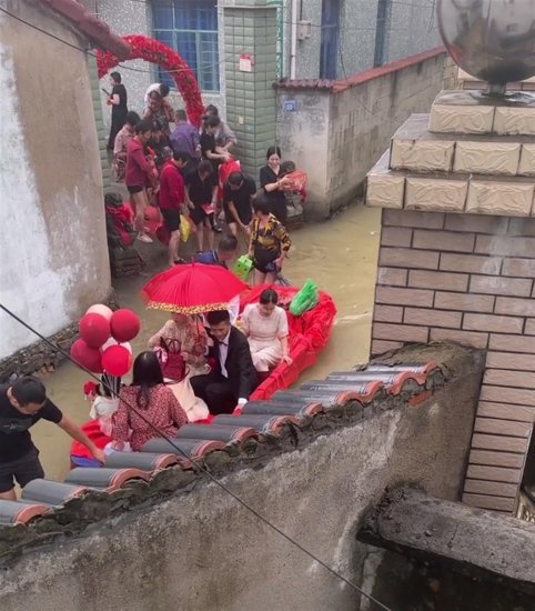 台风来袭村道淹水新人乘船结婚，网友：十年修得同船渡