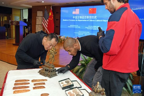 中方在纽约接收美方返还<em>的38</em>件中国流失文物艺术品