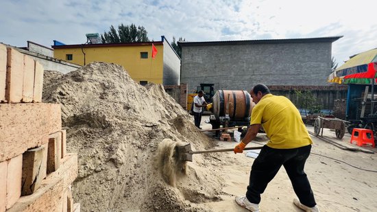 河北涿州：域外28支<em>施工队</em>帮助受灾群众重建家园