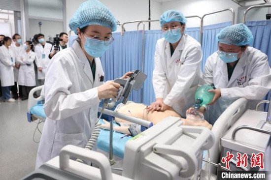 南京医学生“生死时速”比拼救人真功夫
