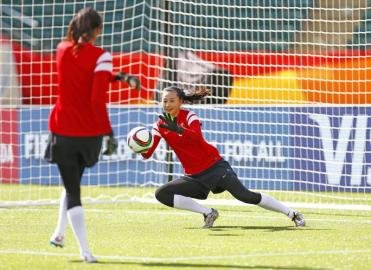 赵丽娜 张越/中国女足守门员张越（右）与队友赵丽娜在训练中。新华社发