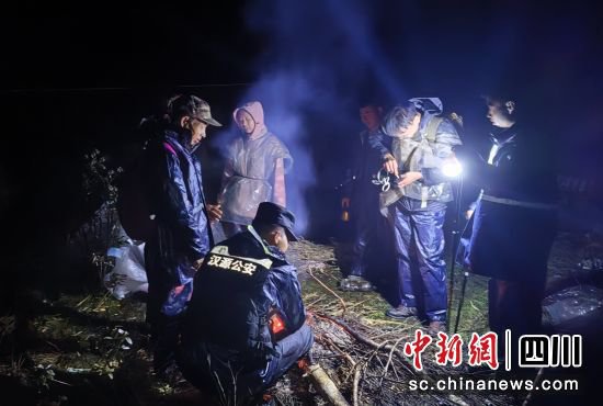 雅安<em>汉源</em>：3名游客被困深山 警民联合成功营救