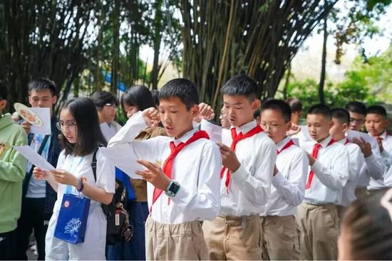 沙坪坝区歌乐山小学参加渝港青少年对话大熊猫活动