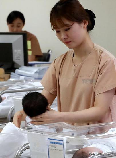 亚洲低生育“双雄”：2020年<em>韩国</em>新生人口27万，日本是多少呢？